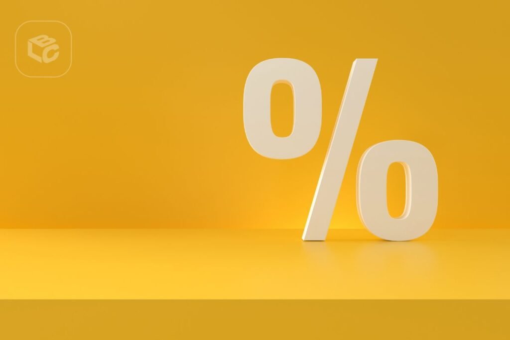 Símbolo de porcentagem em 3D na cor bege sobre fundo amarelo, representando juros, desconto, deságio ou percentual relacionado a finanças, precatórios e RPVs.