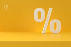 Símbolo de porcentagem em 3D na cor bege sobre fundo amarelo, representando juros, desconto, deságio ou percentual relacionado a finanças, precatórios e RPVs.